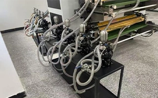 Enclosed doctor blade chamber system for consistent ink supply on a CI flexo printing machine