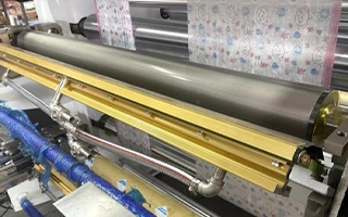 Enclosed doctor blade chamber system for consistent ink supply on a CI flexo printing machine
